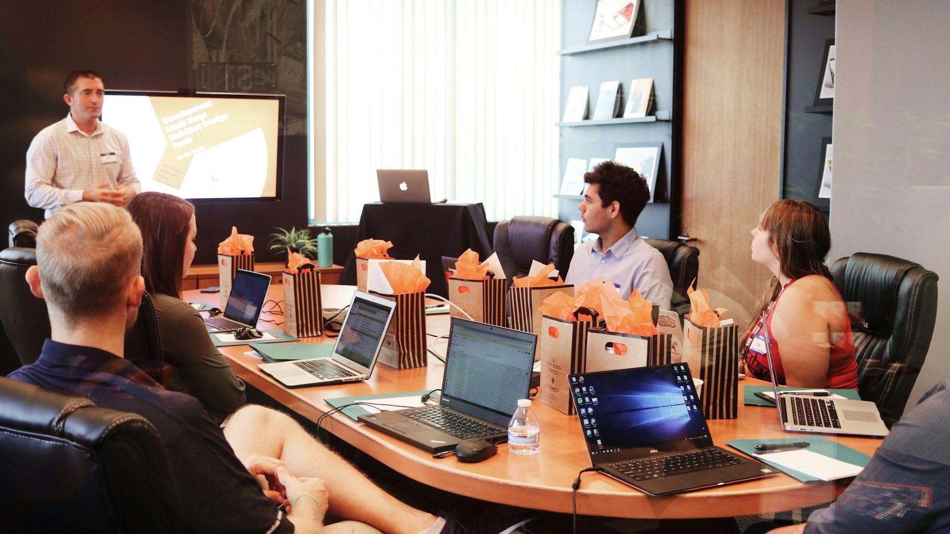 Analysing customer journey data on screen